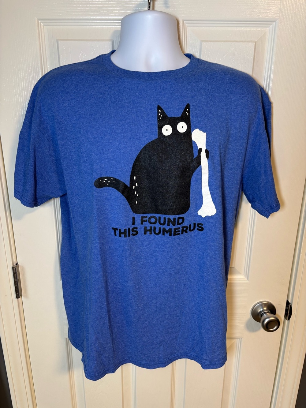 Funny black cat holding a bone graphic tee  'I FOUND THIS HUMERUS', size large